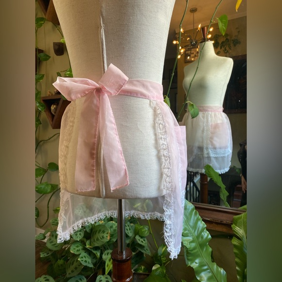 SOLD 🚫 Vintage 1950’s Baby Pink Organza Apron, White Lace Trim | Pockets XS-M - Picture 2 of 8